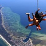 Skok z nieba prosto na plażę - skoki spadochronowe nad morzem