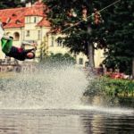Wakeboard-wyciąg do nart wodnych nad morzem